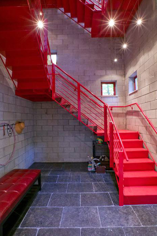 Idée de décoration pour un escalier urbain avec rangements.