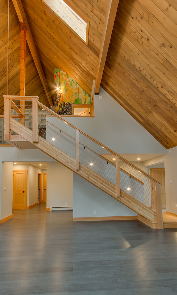 Diseño de escalera suspendida contemporánea de tamaño medio sin contrahuella con escalones de madera y barandilla de madera