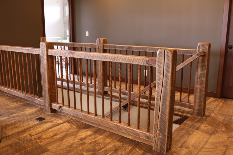 Imagen de escalera recta moderna pequeña con escalones enmoquetados, contrahuellas enmoquetadas y barandilla de madera