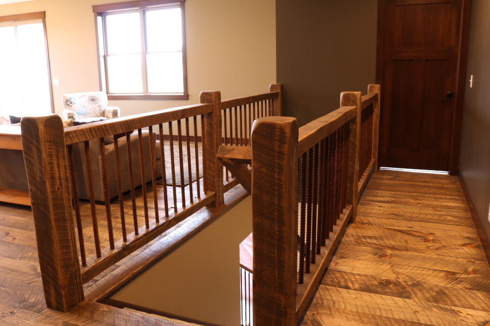 Exemple d'un petit escalier droit moderne avec des marches en moquette, des contremarches en moquette et un garde-corps en bois.