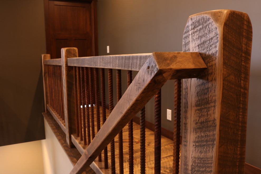 Cette photo montre un petit escalier droit moderne avec des marches en moquette, des contremarches en moquette et un garde-corps en bois.