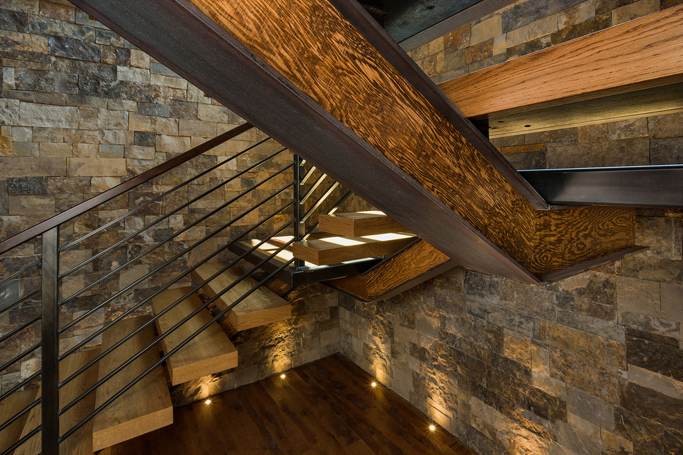 Urige Holztreppe in U-Form mit Holz-Setzstufen und Stahlgeländer in Denver