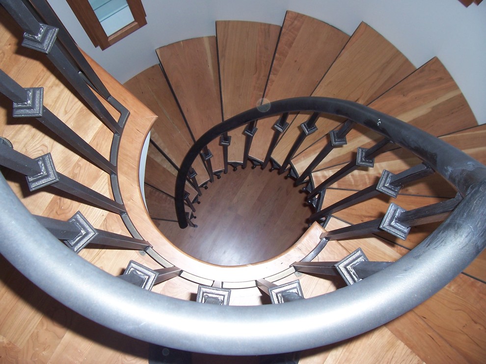 Idée de décoration pour un escalier sans contremarche hélicoïdal minimaliste de taille moyenne avec des marches en bois.