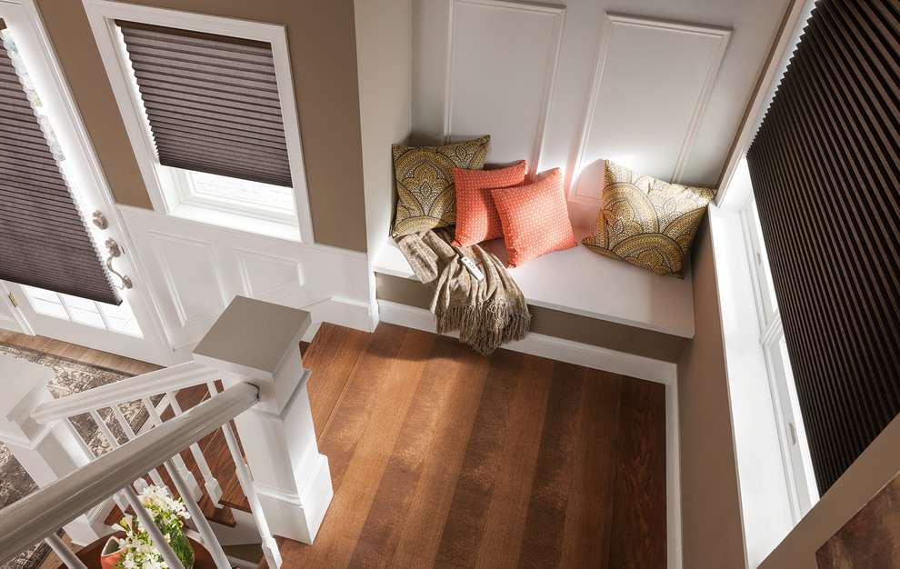Imagen de escalera en L de estilo de casa de campo de tamaño medio con escalones de madera y contrahuellas de madera pintada
