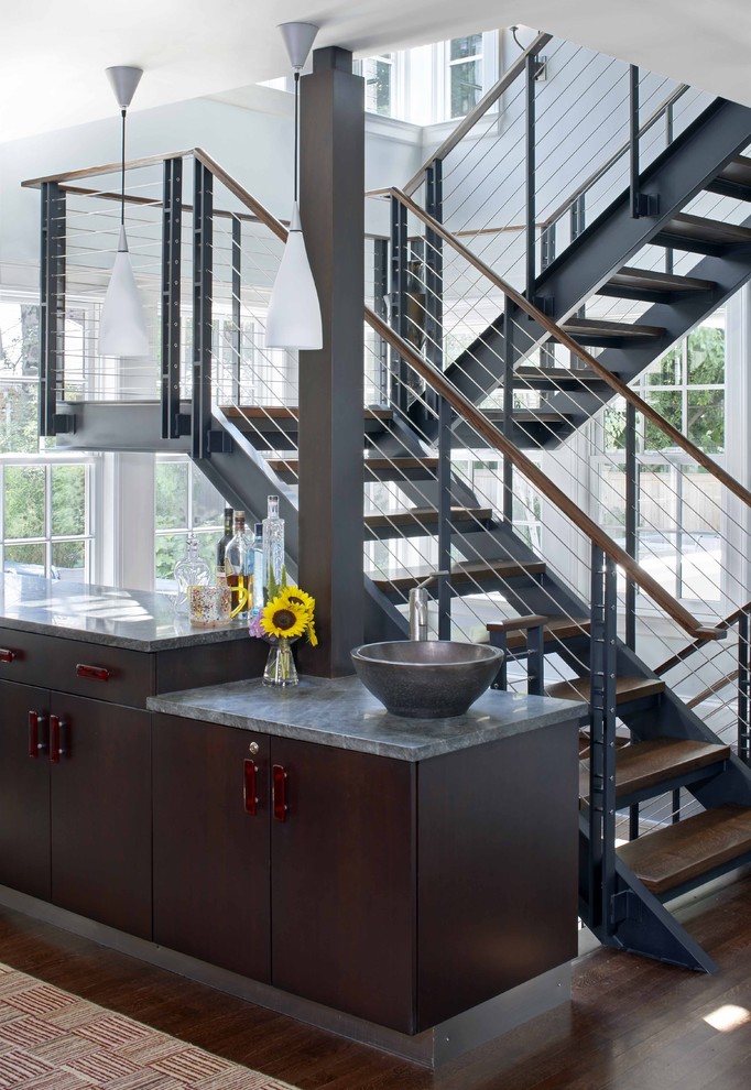 Moderne Holztreppe in U-Form mit offenen Setzstufen und Drahtgeländer in Boston