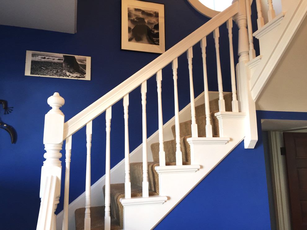 Стильный дизайн: угловая лестница среднего размера в современном стиле с ступенями с ковровым покрытием и ковровыми подступенками - последний тренд