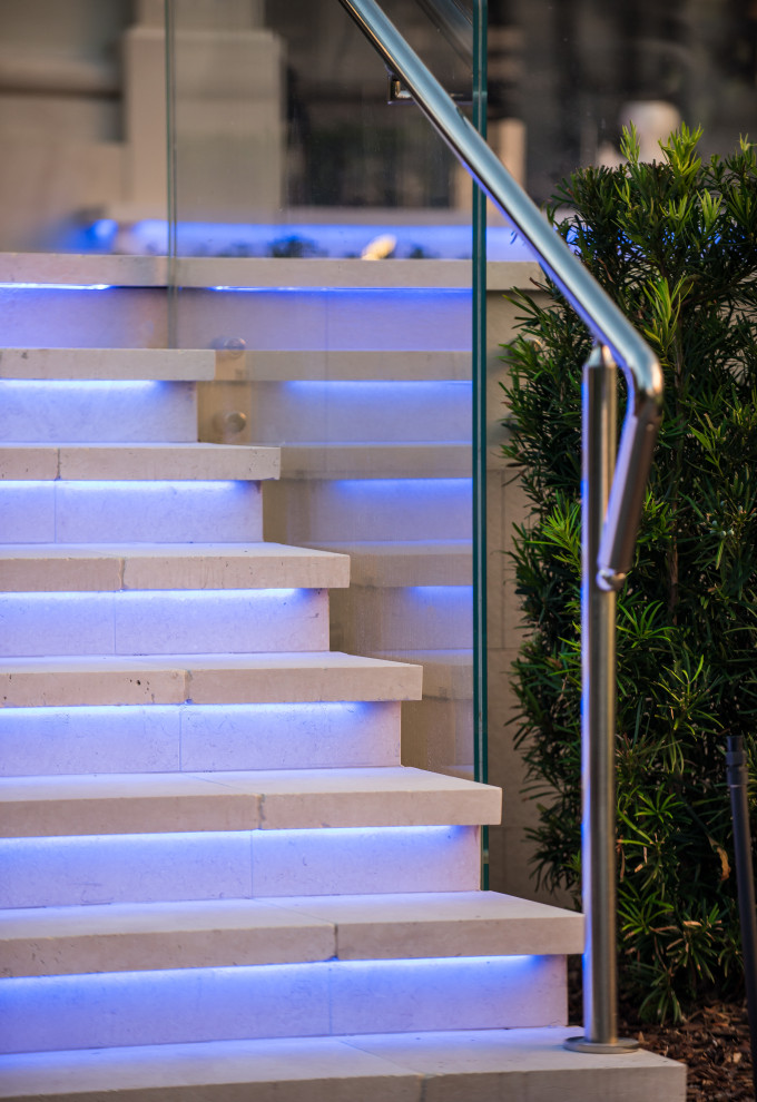 Источник вдохновения для домашнего уюта: огромная прямая лестница в стиле неоклассика (современная классика) с мраморными ступенями, подступенками из мрамора и металлическими перилами