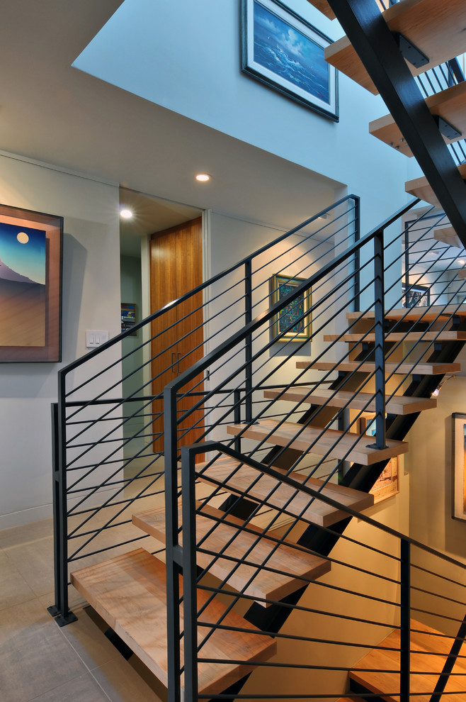 Идея дизайна: большая п-образная лестница в стиле модернизм с деревянными ступенями и металлическими перилами без подступенок