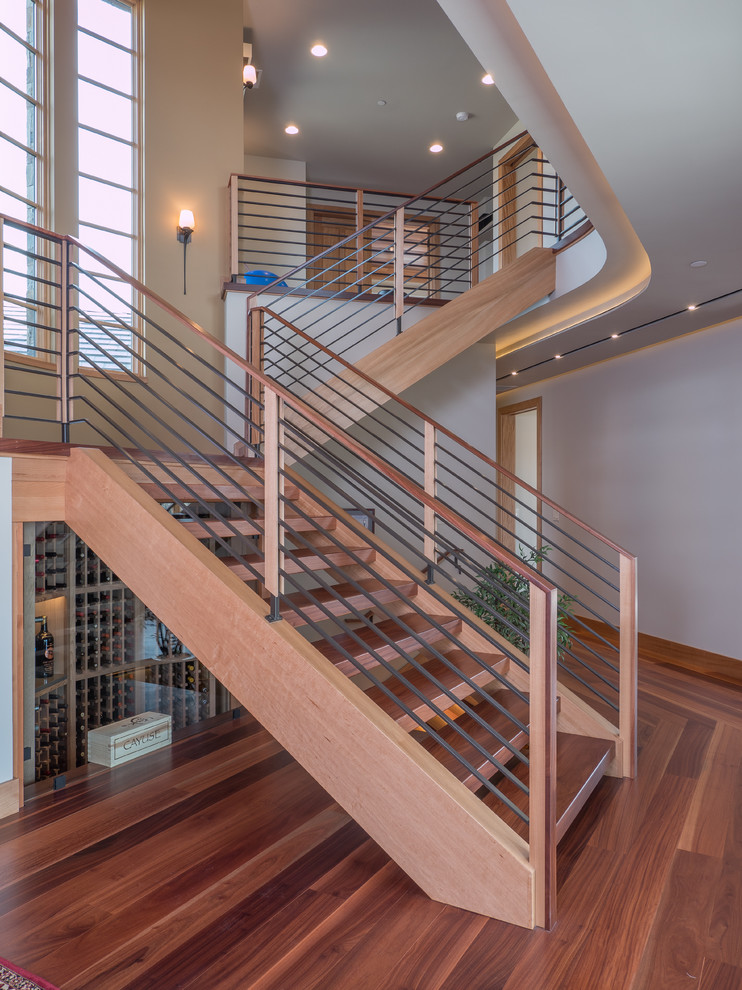 Imagen de escalera suspendida bohemia con escalones de madera y contrahuellas de madera