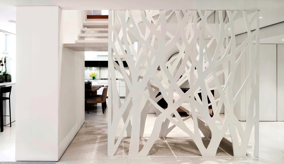 Idée de décoration pour un escalier sans contremarche flottant minimaliste de taille moyenne avec des marches en pierre calcaire.