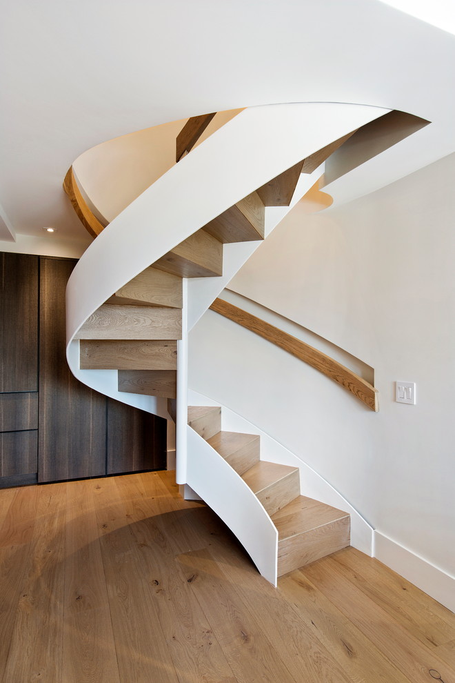 Modelo de escalera suspendida moderna de tamaño medio con escalones de madera, contrahuellas de madera y barandilla de madera