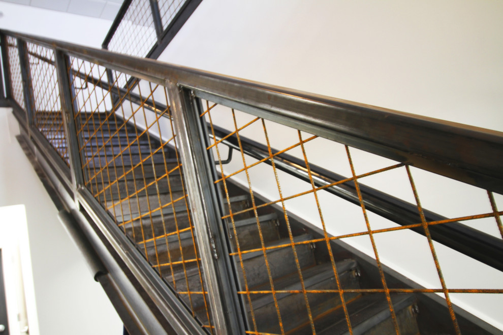 Foto på en funkis rak trappa i metall, med räcke i metall
