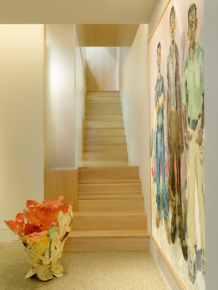 Пример оригинального дизайна: прямая деревянная лестница в современном стиле с деревянными ступенями