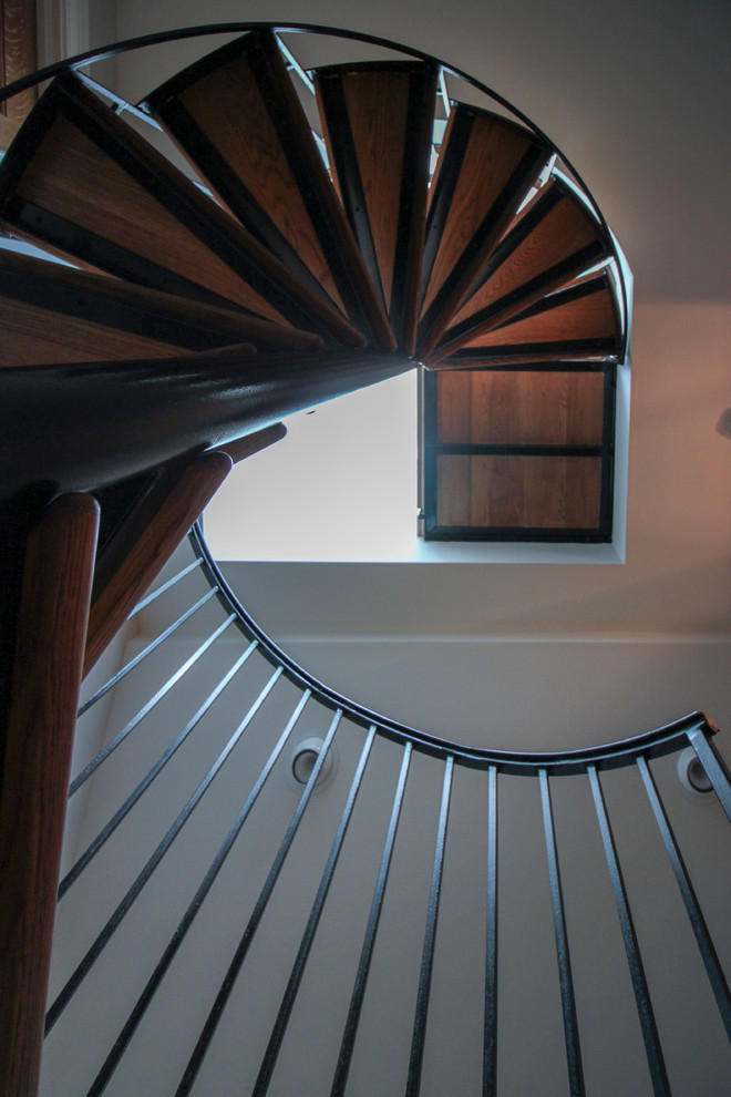 Idées déco pour un grand escalier flottant éclectique avec des marches en bois, des contremarches en bois et un garde-corps en bois.