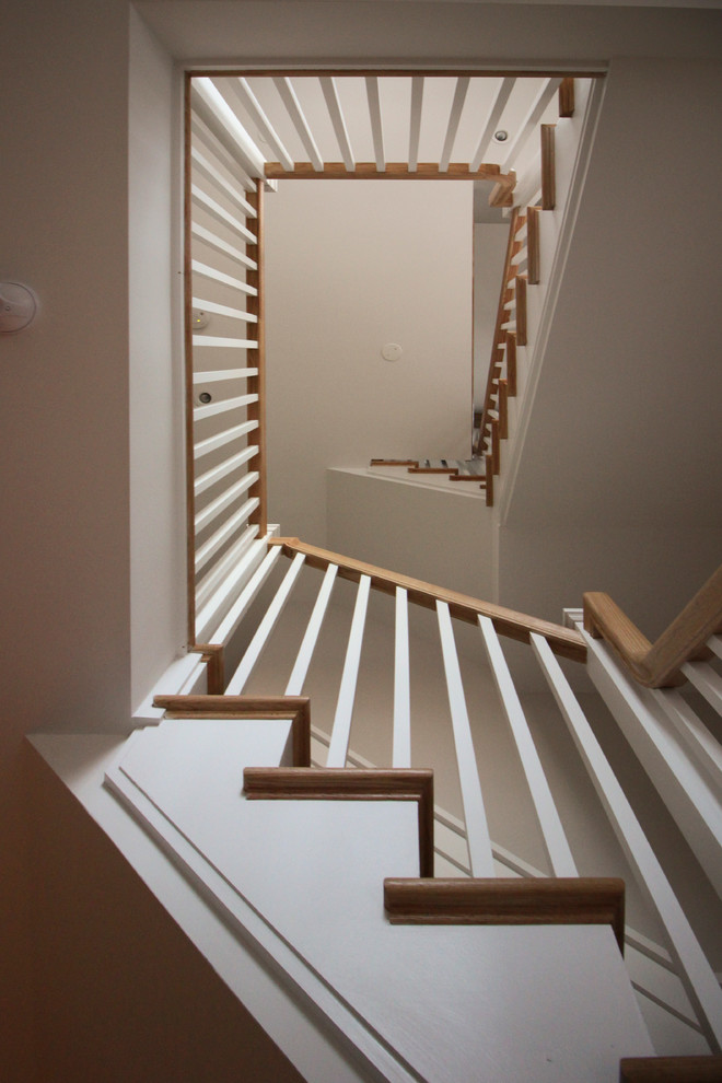 Modelo de escalera suspendida ecléctica grande con escalones de madera, contrahuellas de madera y barandilla de madera