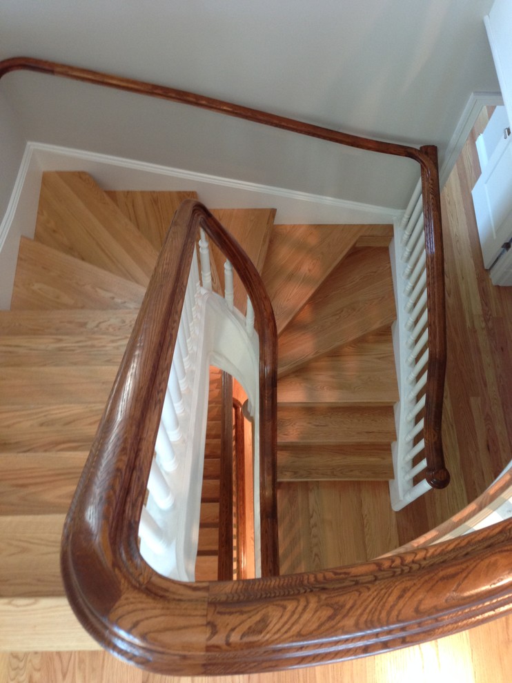 Источник вдохновения для домашнего уюта: большая деревянная лестница на больцах в стиле фьюжн с деревянными ступенями и деревянными перилами