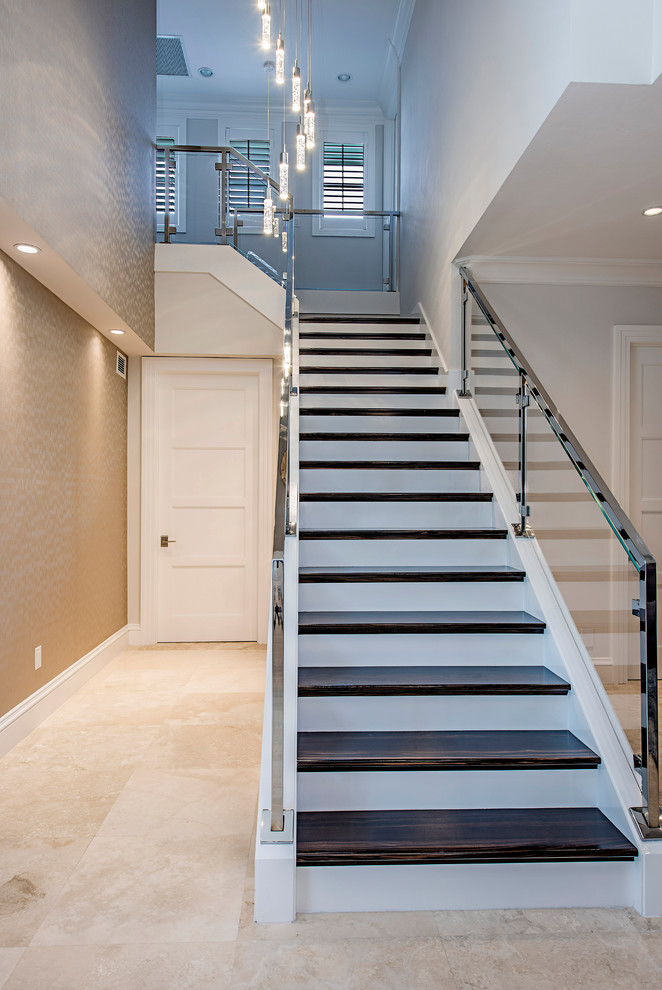 Imagen de escalera suspendida actual de tamaño medio con escalones de vidrio, contrahuellas de madera y barandilla de vidrio