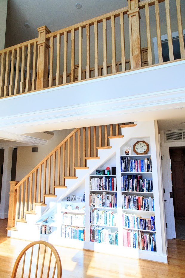 На фото: прямая деревянная лестница среднего размера в стиле кантри с деревянными ступенями