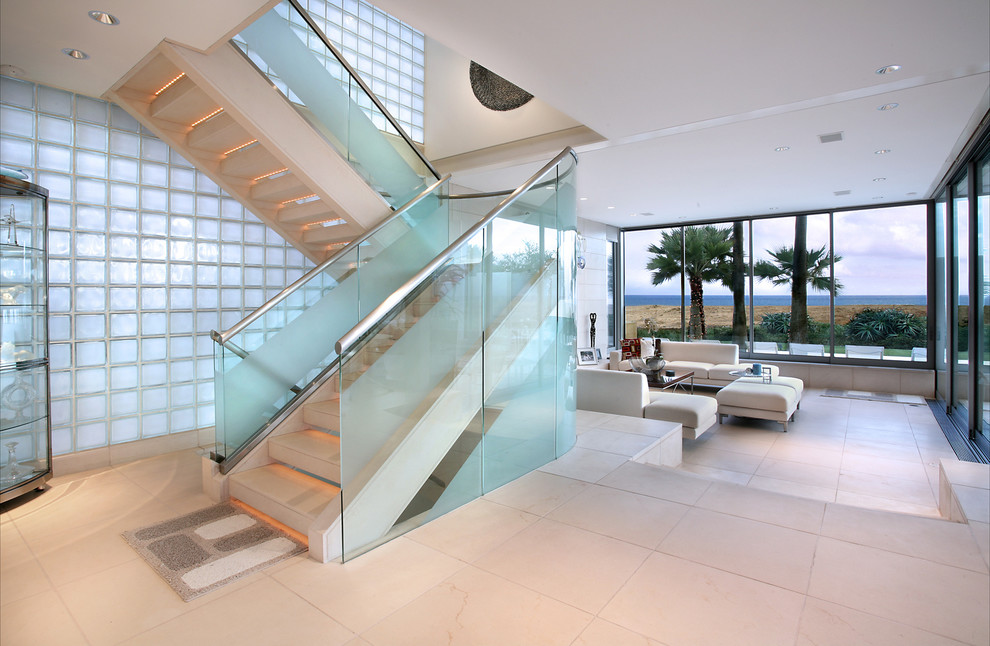 Идея дизайна: большая угловая лестница в стиле модернизм с ступенями из плитки без подступенок