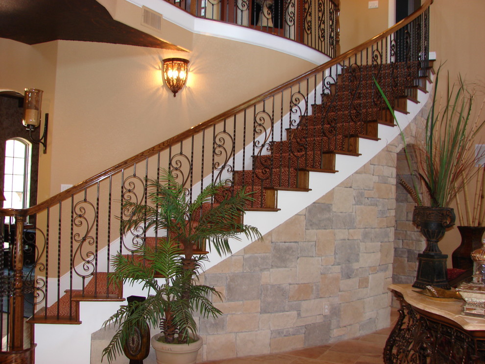 Свежая идея для дизайна: лестница в средиземноморском стиле - отличное фото интерьера