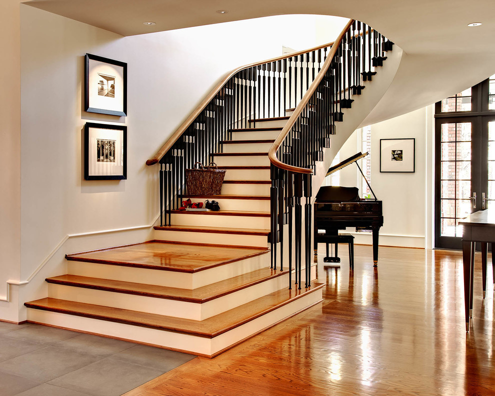 Стильный дизайн: лестница в стиле неоклассика (современная классика) с деревянными ступенями - последний тренд