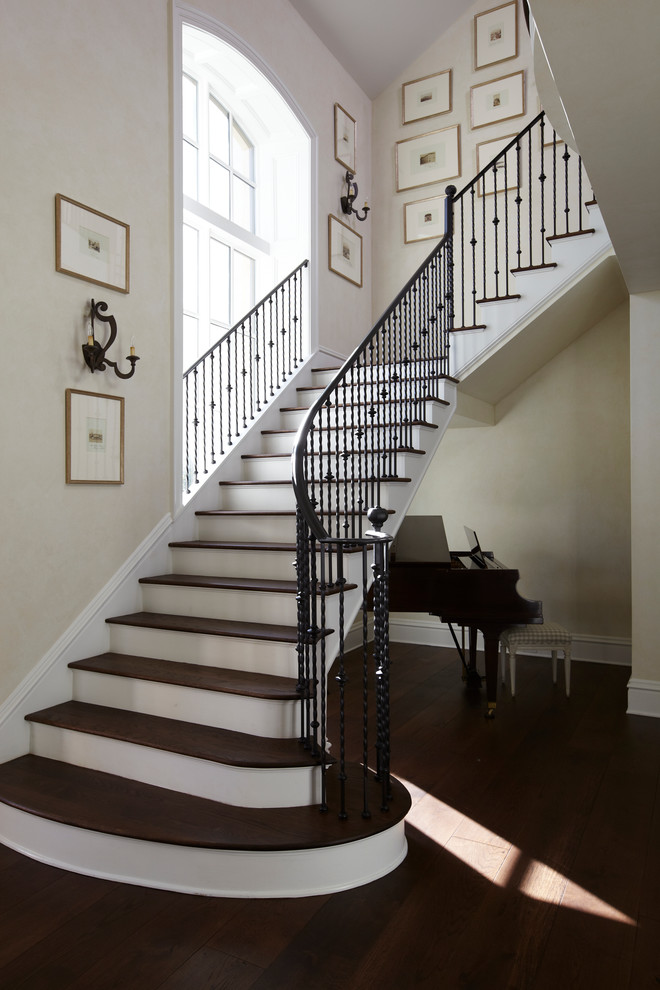 Cette image montre un escalier peint traditionnel en L avec des marches en bois.