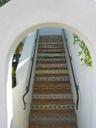 Пример оригинального дизайна: прямая лестница среднего размера в средиземноморском стиле с ступенями из плитки и подступенками из плитки