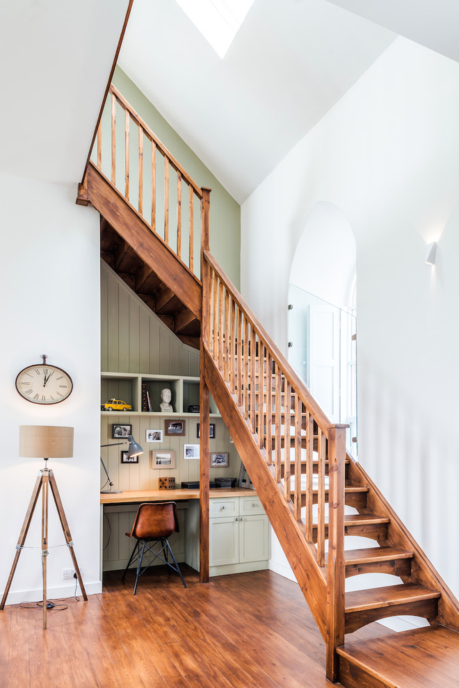 Réalisation d'un escalier sans contremarche design en L de taille moyenne avec des marches en bois et éclairage.
