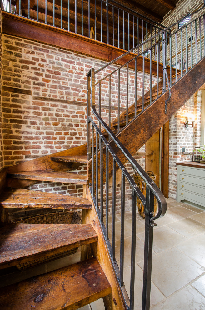 Свежая идея для дизайна: лестница в стиле кантри - отличное фото интерьера