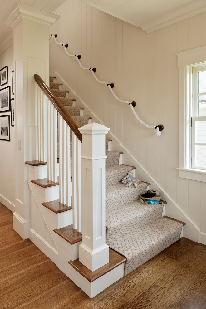Стильный дизайн: прямая лестница среднего размера в морском стиле с деревянными ступенями и крашенными деревянными подступенками - последний тренд