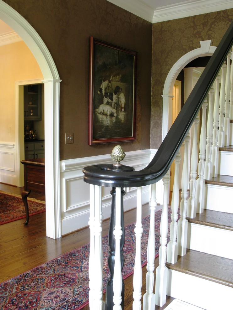 Ejemplo de escalera recta clásica grande con contrahuellas de madera