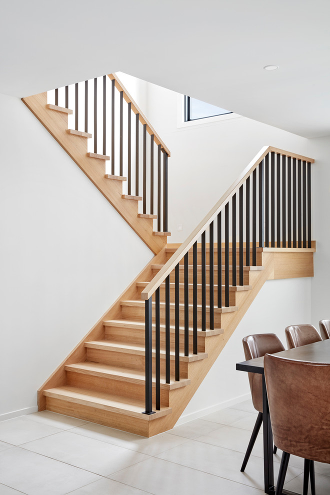 Foto de escalera en U actual de tamaño medio con escalones de madera, contrahuellas de madera y barandilla de madera