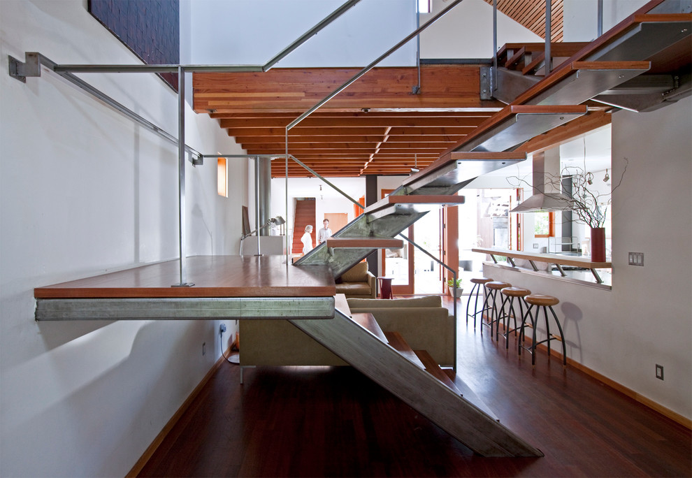 Стильный дизайн: лестница на больцах, среднего размера в современном стиле с деревянными ступенями и металлическими перилами без подступенок - последний тренд