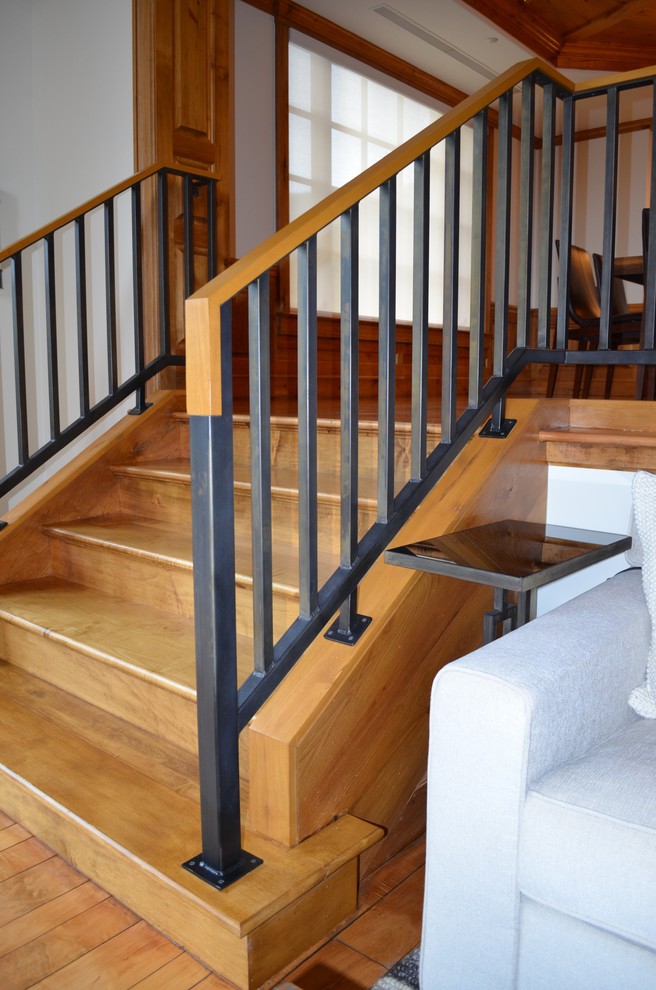 Modelo de escalera recta rústica extra grande con escalones de madera y contrahuellas de madera