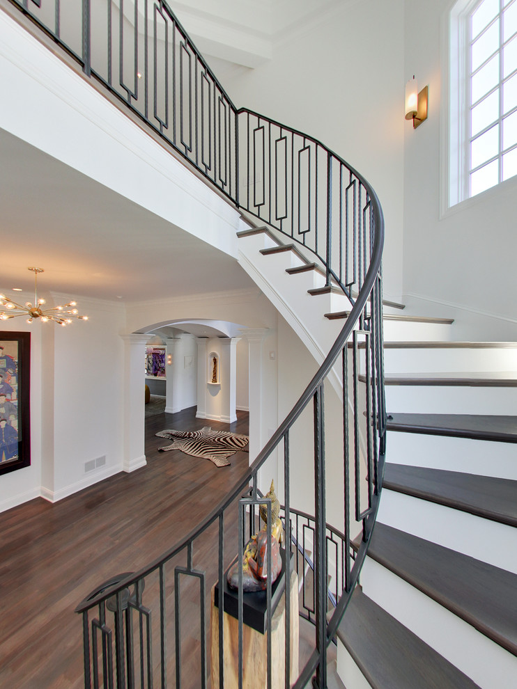 Свежая идея для дизайна: изогнутая лестница среднего размера в современном стиле с деревянными ступенями и крашенными деревянными подступенками - отличное фото интерьера