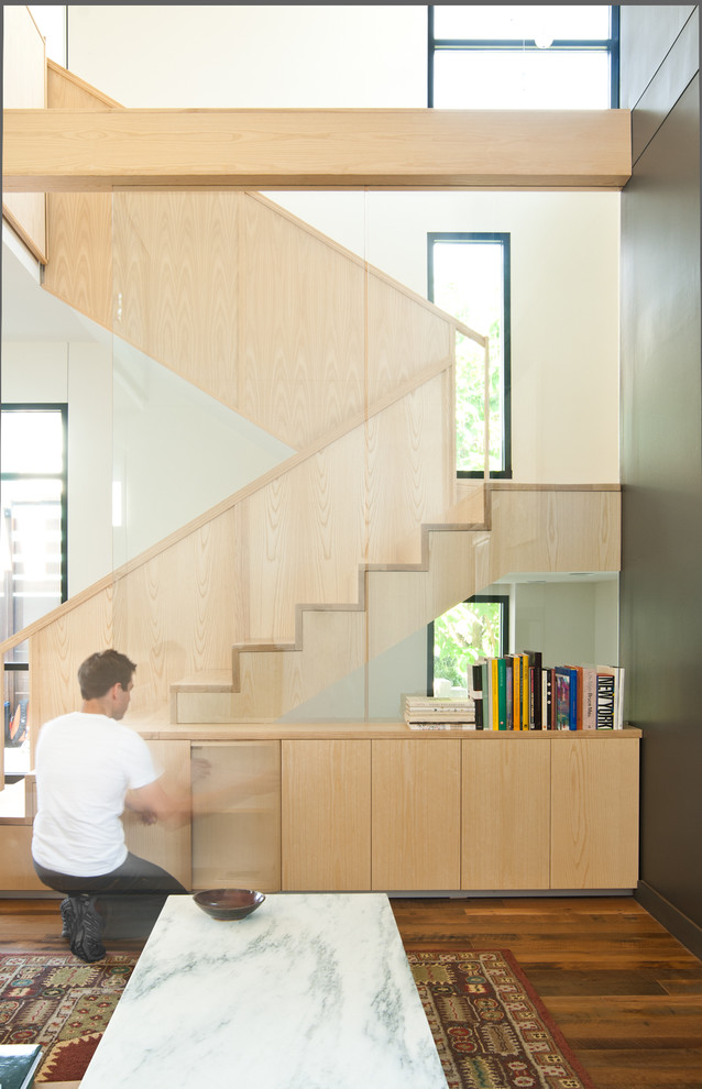Cette photo montre un escalier moderne en U avec des marches en bois et des contremarches en bois.