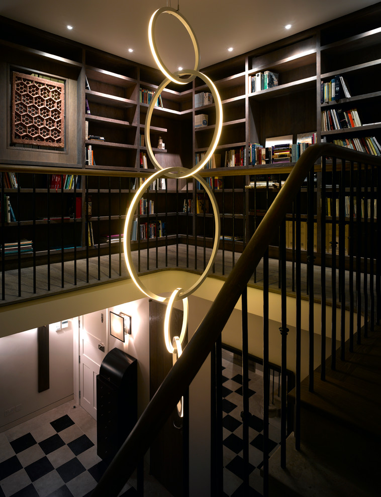 Свежая идея для дизайна: большая угловая лестница в стиле неоклассика (современная классика) с бетонными ступенями - отличное фото интерьера