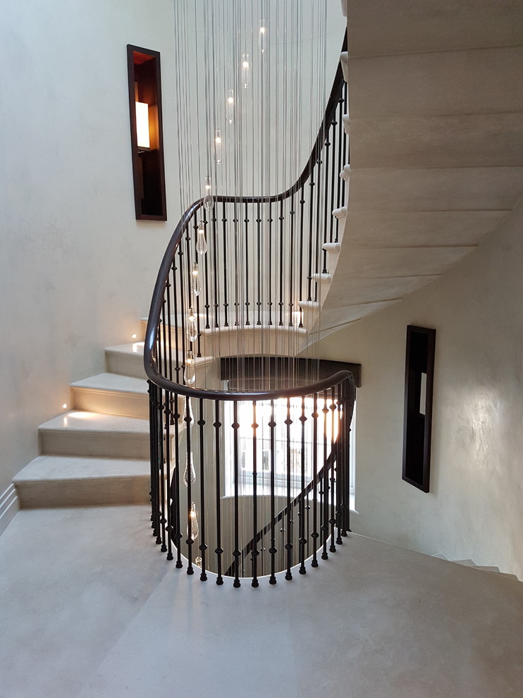 Стильный дизайн: винтовая лестница в современном стиле с металлическими перилами - последний тренд