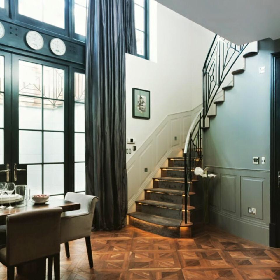 Mittelgroße, Gewendelte Moderne Treppe mit Teppich-Treppenstufen und Teppich-Setzstufen in London
