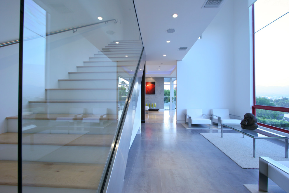 Diseño de escalera recta moderna de tamaño medio con escalones de madera y contrahuellas de madera