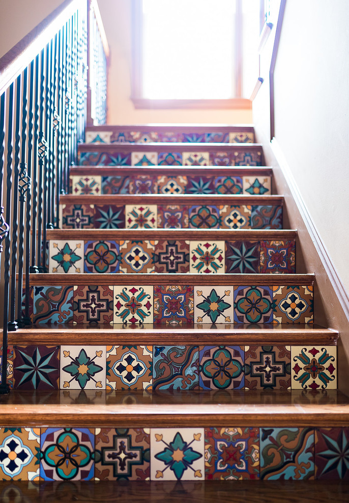 Diseño de escalera recta de estilo americano grande con escalones de madera, contrahuellas con baldosas y/o azulejos y barandilla de varios materiales