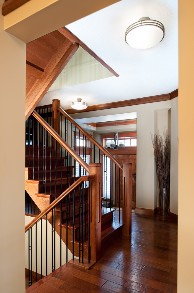 Diseño de escalera recta de estilo americano de tamaño medio con escalones de madera, contrahuellas de madera y barandilla de metal