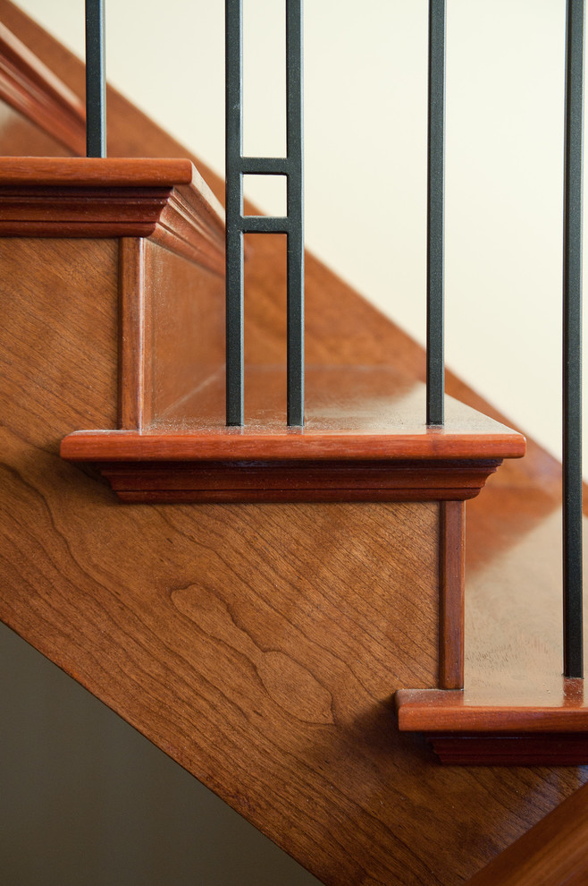 Стильный дизайн: прямая деревянная лестница среднего размера в стиле кантри с деревянными ступенями и металлическими перилами - последний тренд