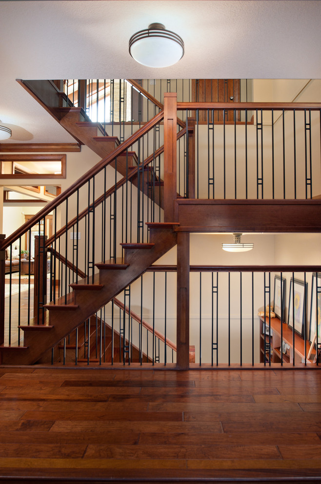Diseño de escalera en U de estilo americano con escalones de madera, contrahuellas de madera y barandilla de varios materiales