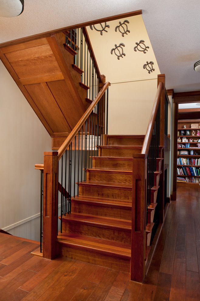 Imagen de escalera recta de estilo americano con escalones de madera, contrahuellas de madera y barandilla de varios materiales