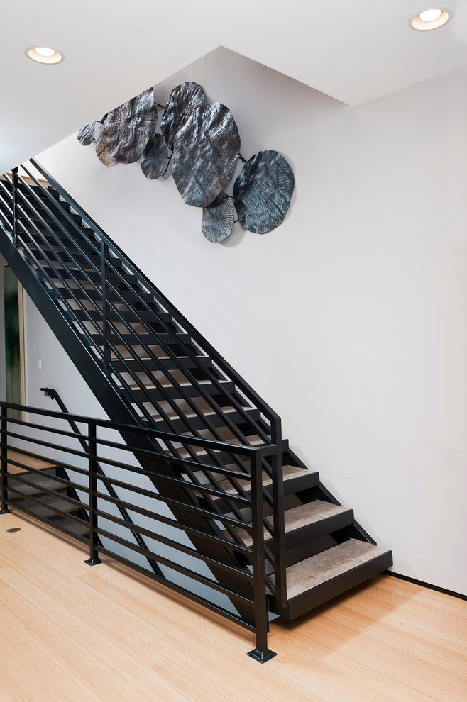 Réalisation d'un grand escalier carrelé droit tradition avec des contremarches en métal.