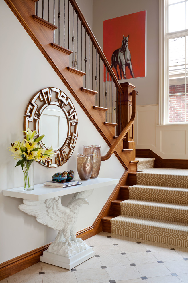 Idée de décoration pour un escalier tradition en U avec des marches en bois et des contremarches en bois.