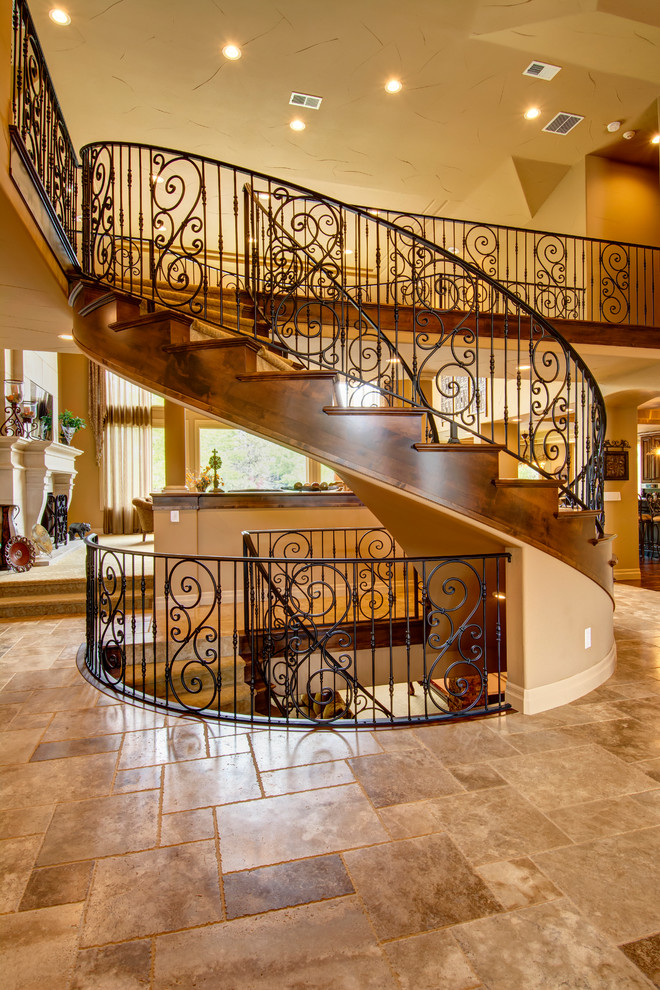 Aménagement d'un grand escalier peint hélicoïdal classique avec des marches en moquette.