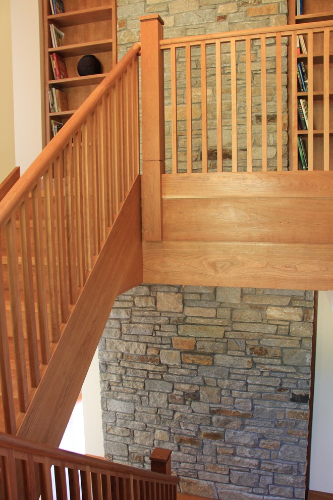 Imagen de escalera en U tradicional sin contrahuella con escalones de madera