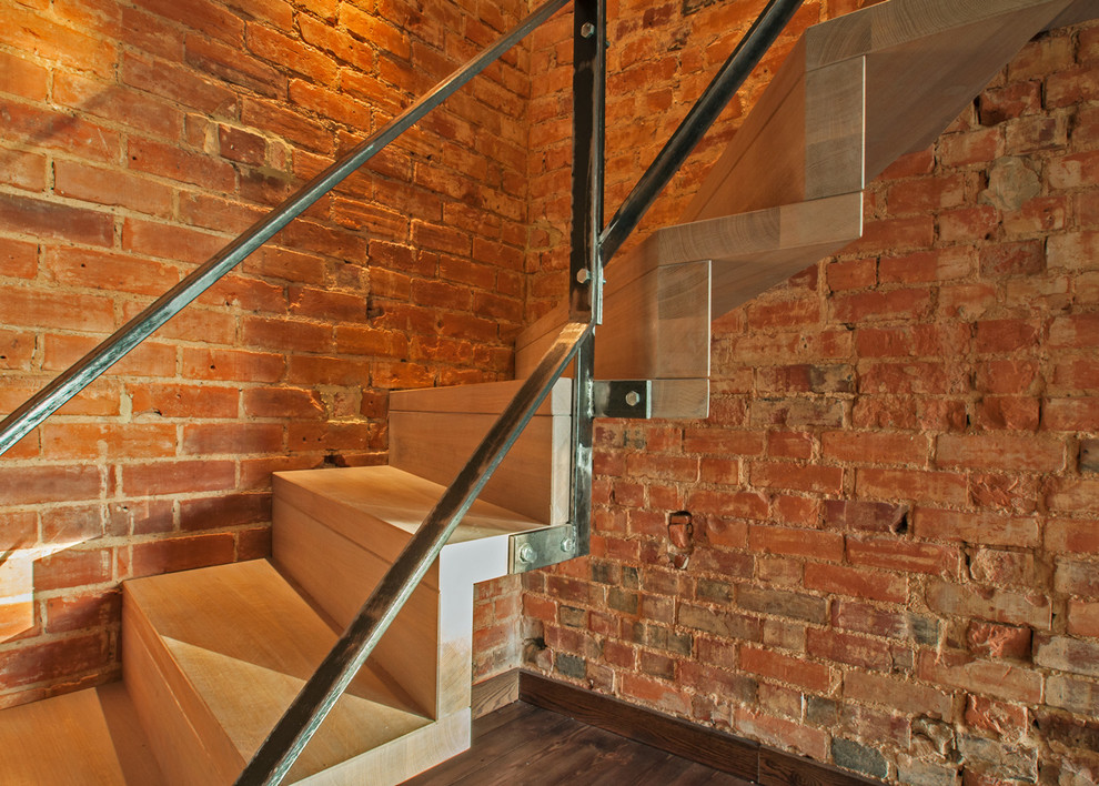 Réalisation d'un escalier droit urbain de taille moyenne avec des marches en bois, des contremarches en bois et un garde-corps en bois.